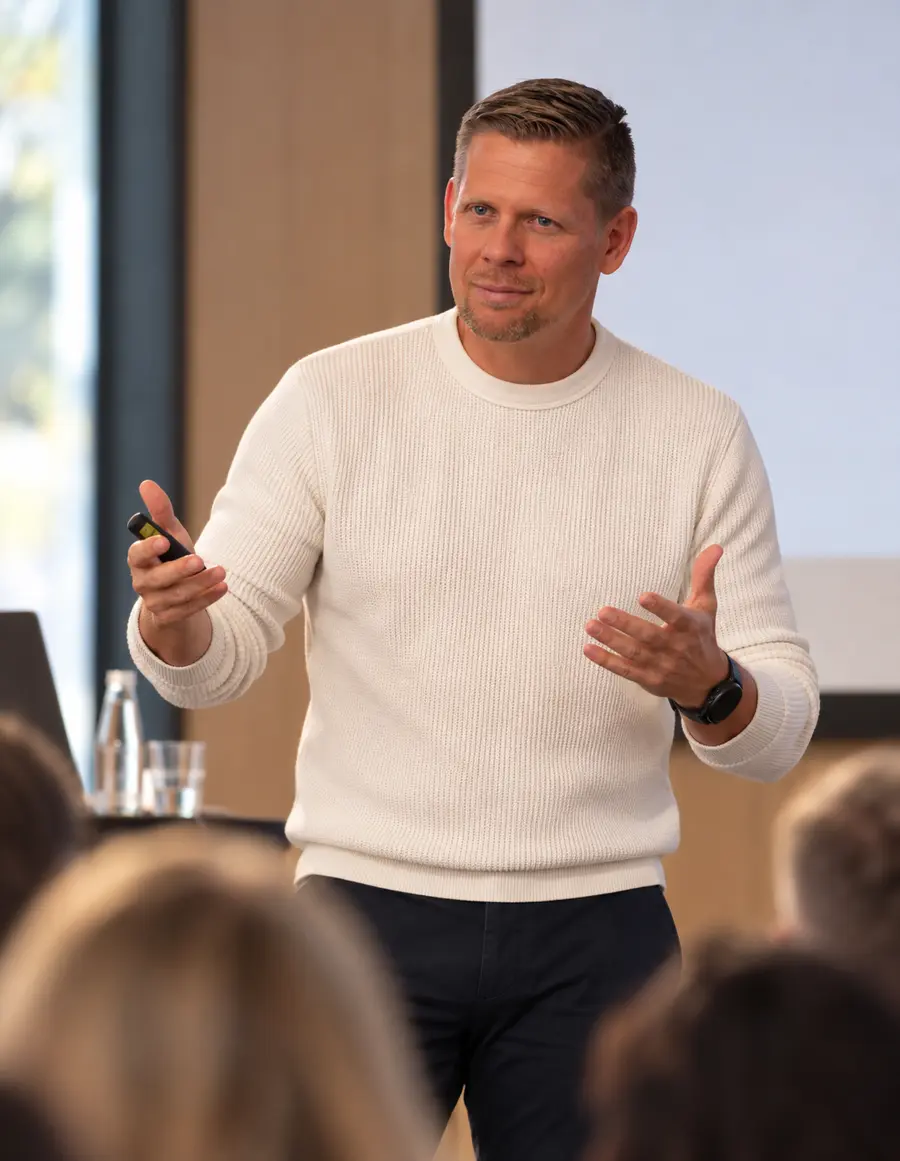 Steffen Knippertz hält einen Vortrag vor Publikum